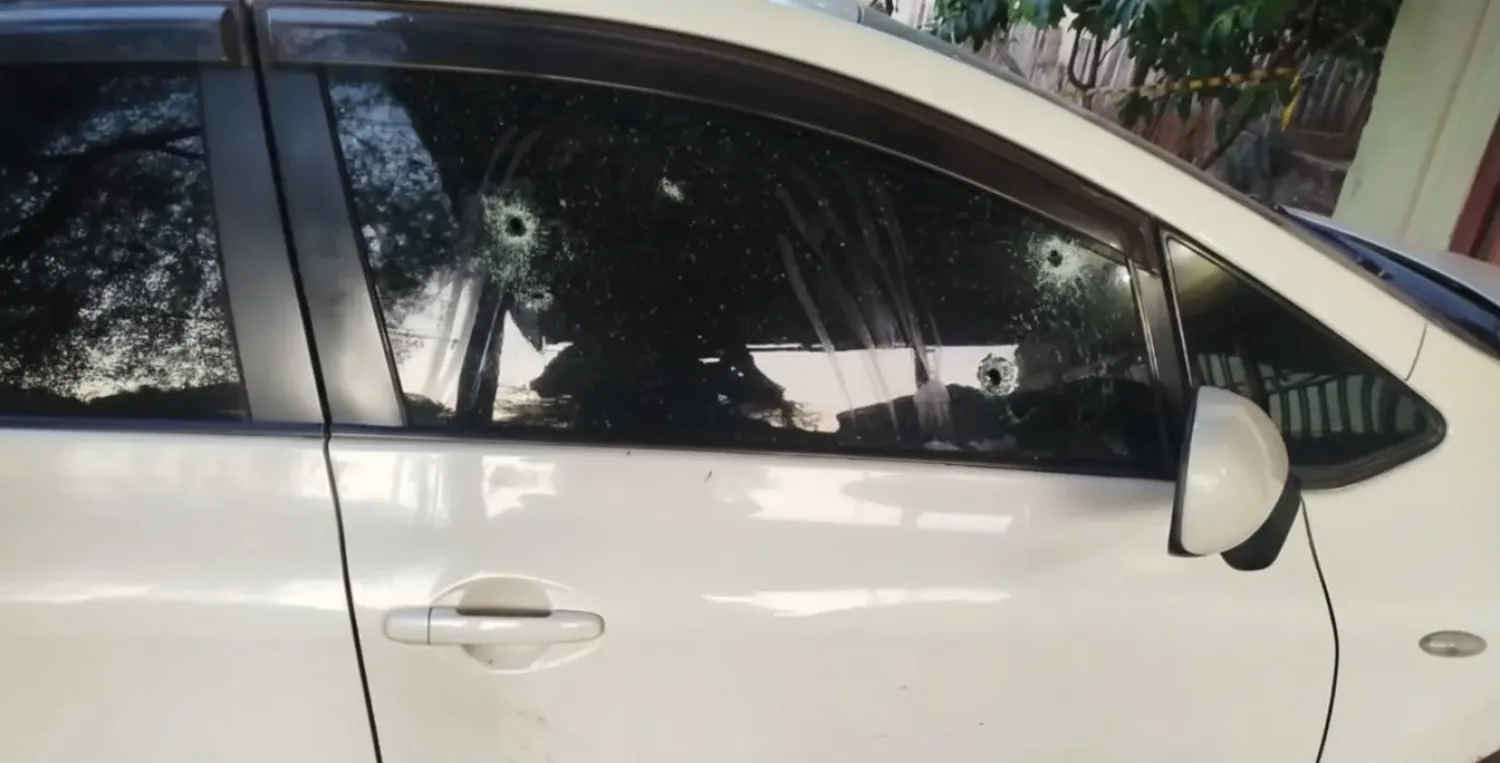 Ataque con arma de fuego en Bella Vista Norte deja auto con 14 impactos