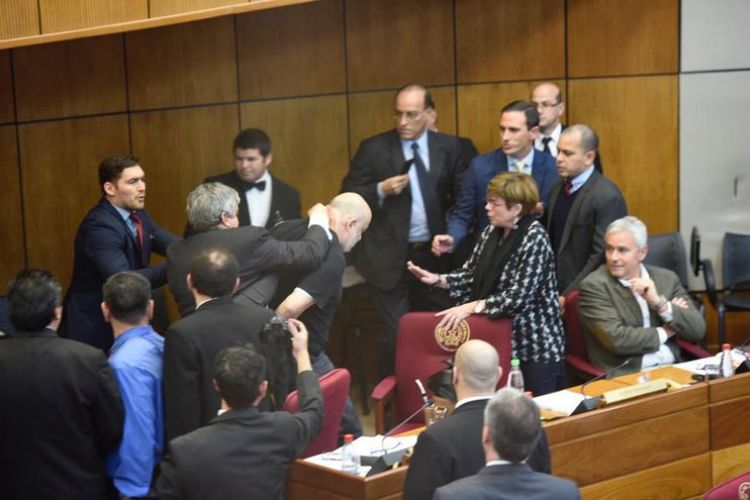 Pelea entre Enrique Riera y "Payo" Cubas en la Cmara de Senadores