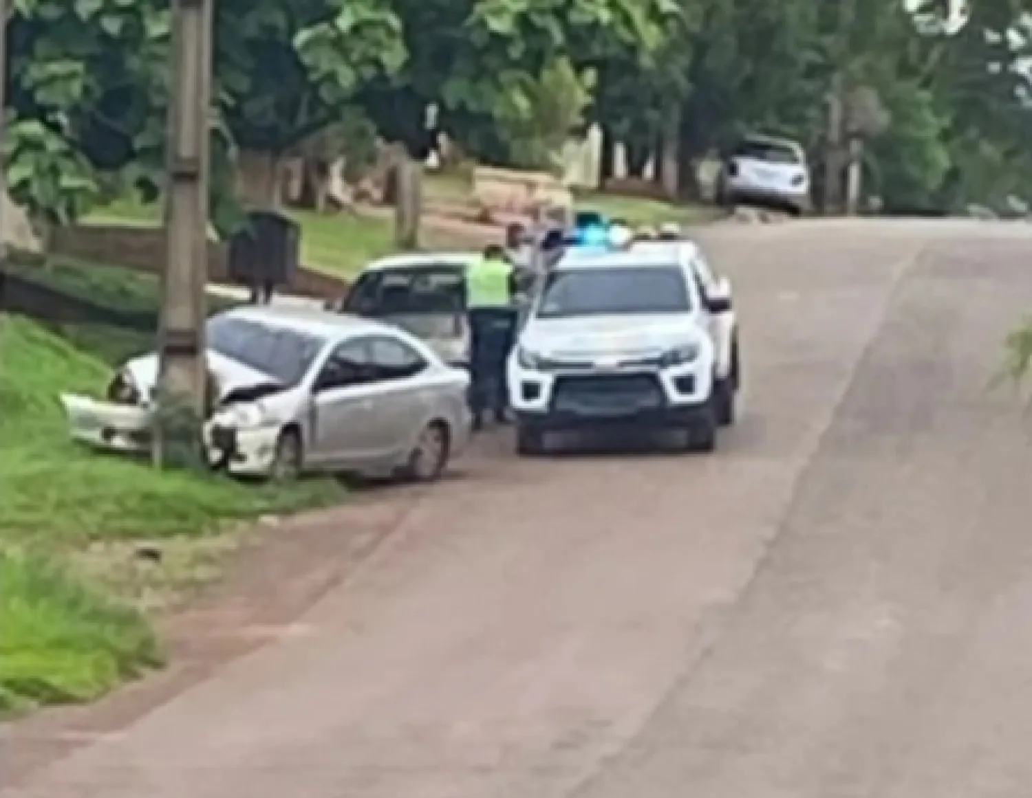 Conductor ebrio roza vehículo estacionado y termina chocando contra una columna en Pedro Juan