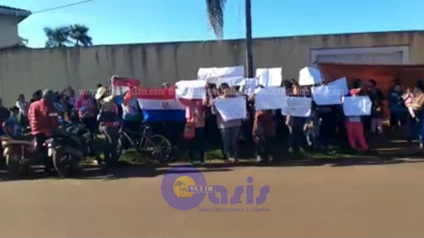 "Sin techos  " se manifiestan frente a la casa del Intendente de Pedro Juan