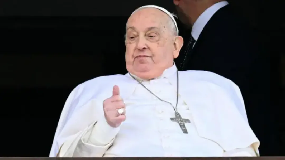El papa continúa mejorando pero es prematuro hablar de su participación en actos, dicen