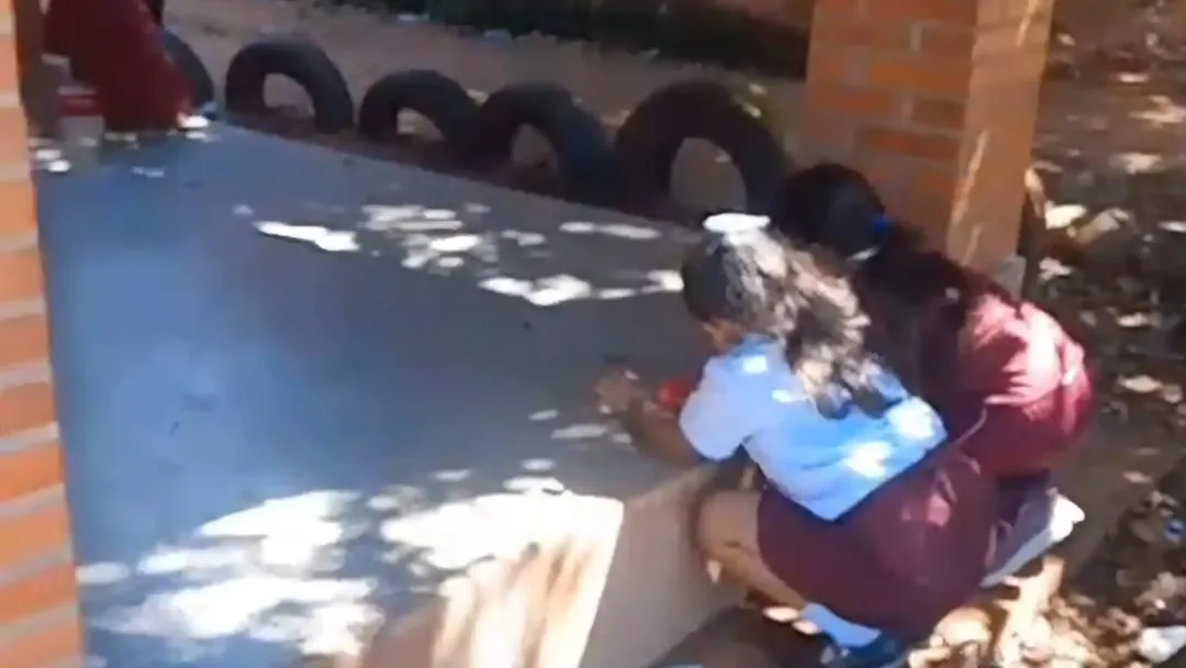Programa hambre cero: Niños de Caaguazú comen en el piso