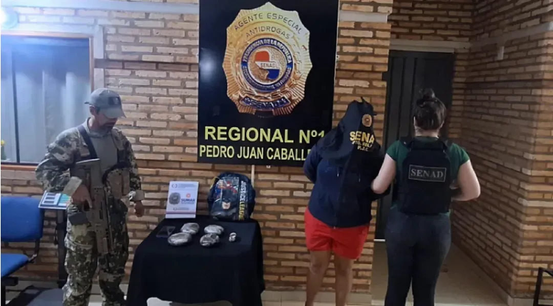 Mujer de 29 años fue detenida por transportar cera de marihuana bajo el asiento de su moto