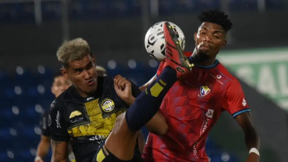 Trinidense empata en su histórico debut internacional