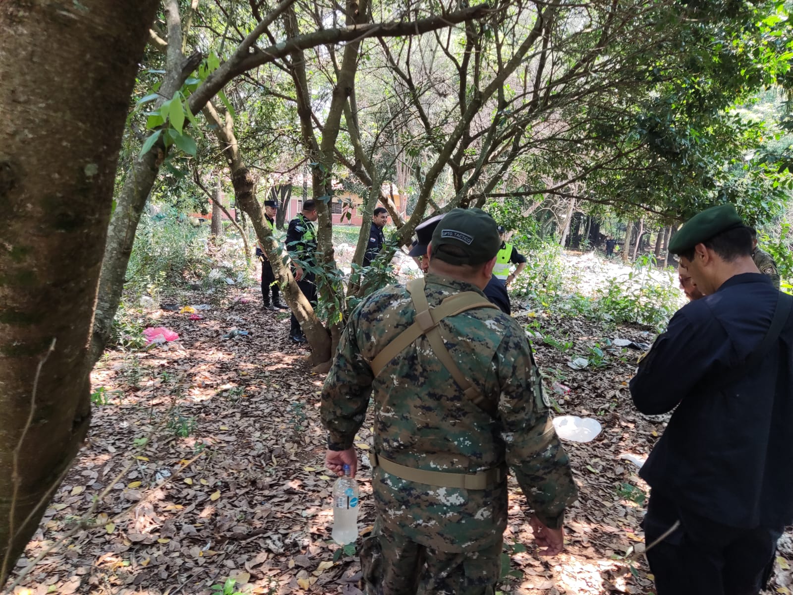 Intensa búsqueda de un supuesto ladrón que se fugó esposado de la Cría. 13, barrio Guarani.