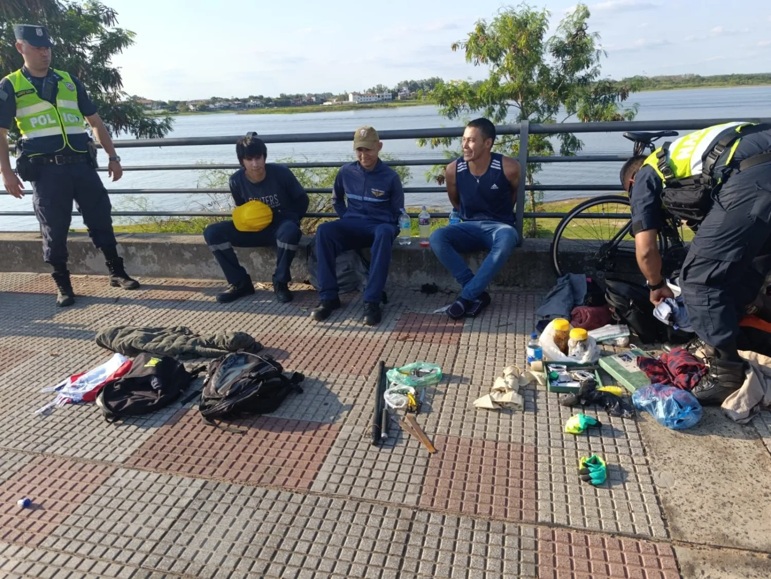Detuvieron a tres hombres con cachiporras, honditas y alcohol de quemar en inmediaciones del Palacio de Gobierno