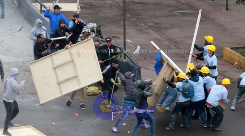 Nunca antes visto: batalla campal entre barras y evangélicos