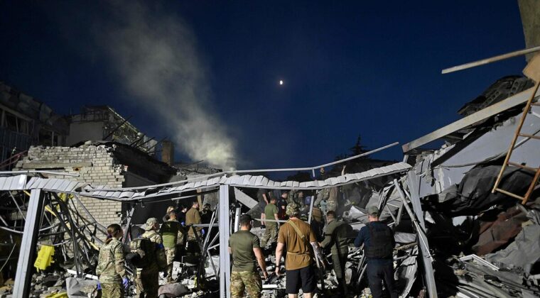 Al menos nueve muertos en bombardeo ruso contra un restaurante en Ucrania