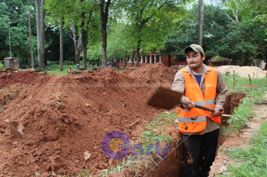 Un enfermero construye un puesto de salud para su comunidad