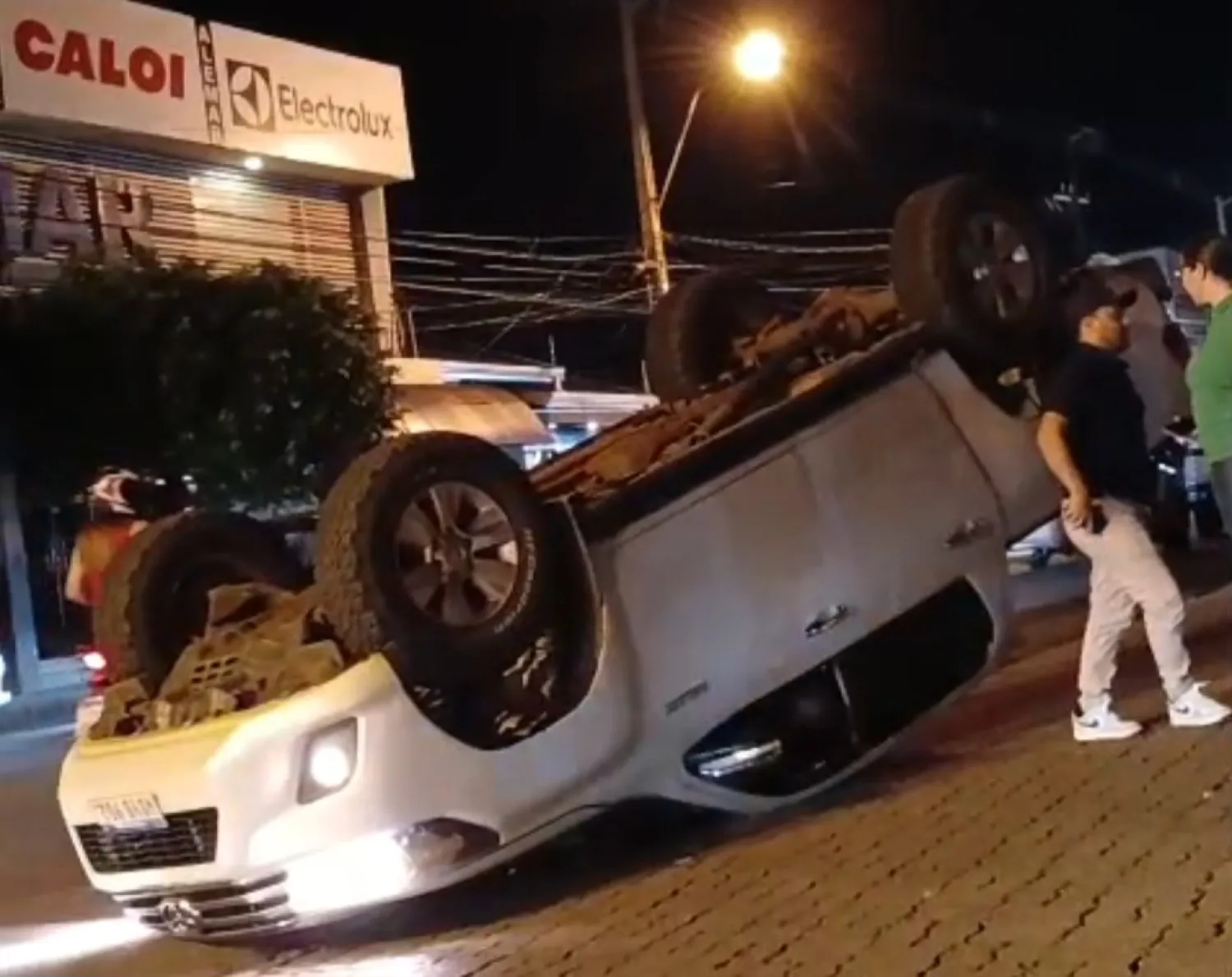 Vuelco tras choque en Pedro Juan: un conductor quedó detenido por alcotest positivo