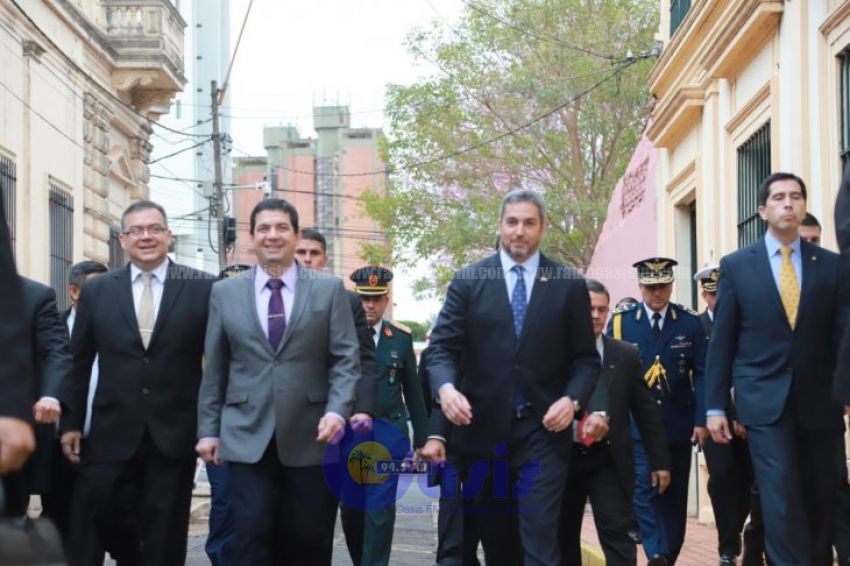 Abdo sorprende al ir caminando al Congreso