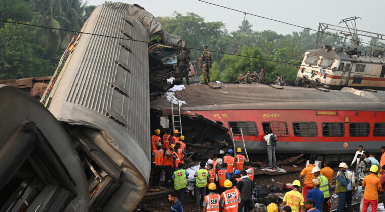 La peor tragedia ferroviaria: 280 muertos y cientos de heridos en India