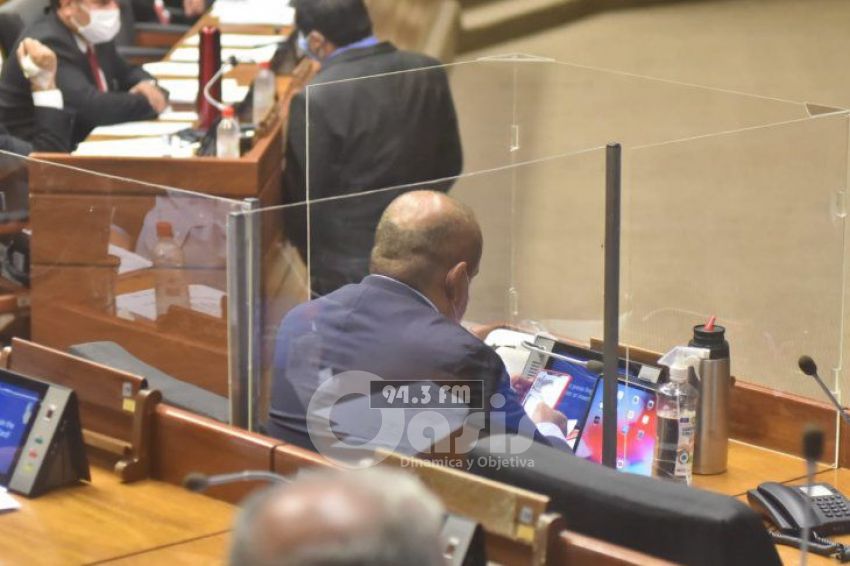 Diputado estrena una peculiar cabina acrílica anti Covid-19