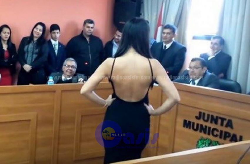 Insólito: Organizan desfiles de misses en sesión de Junta Municipal