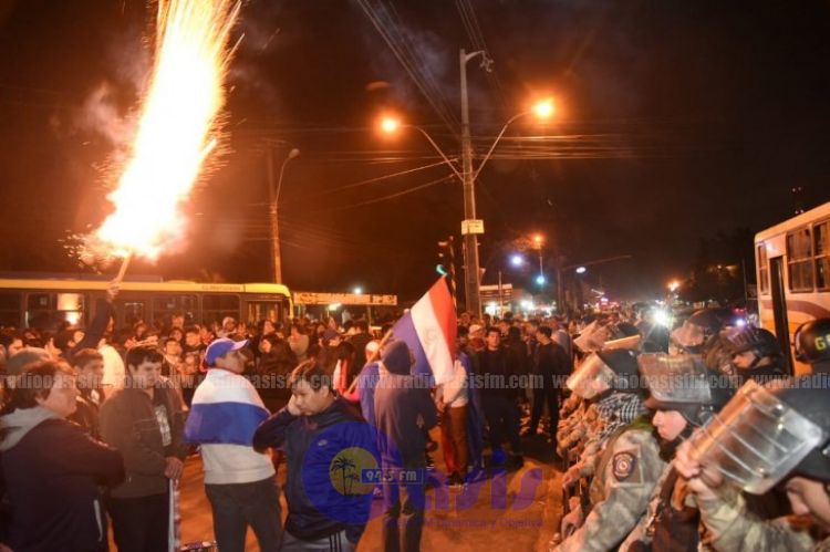 Incidentes en manifestación contra acuerdo sobre Itaipú
