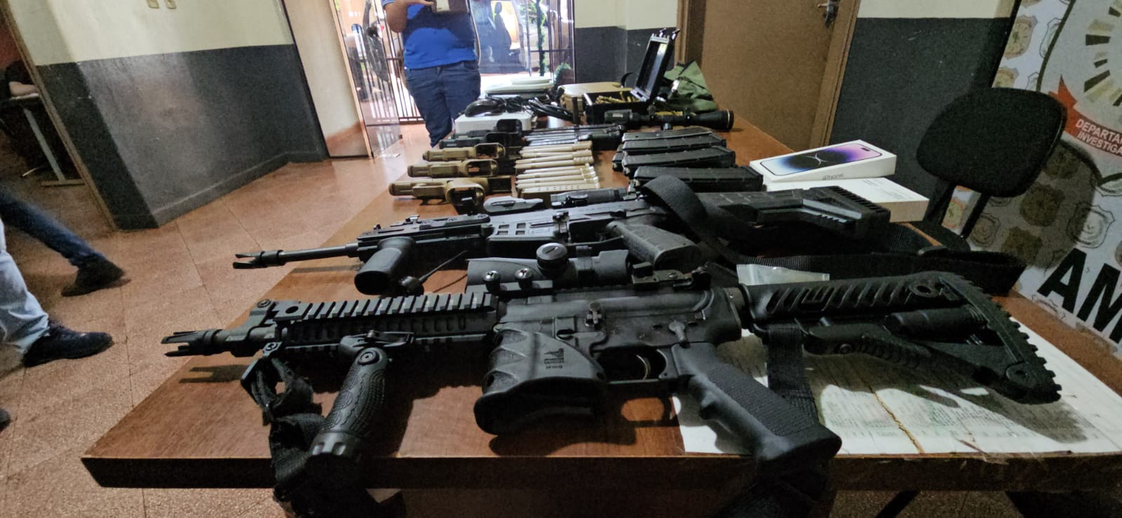 Detienen a un brasileño en posesión de un arsenal
