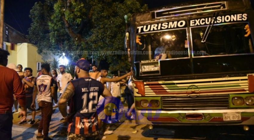 Hinchas de Cerro apedrearon a policías