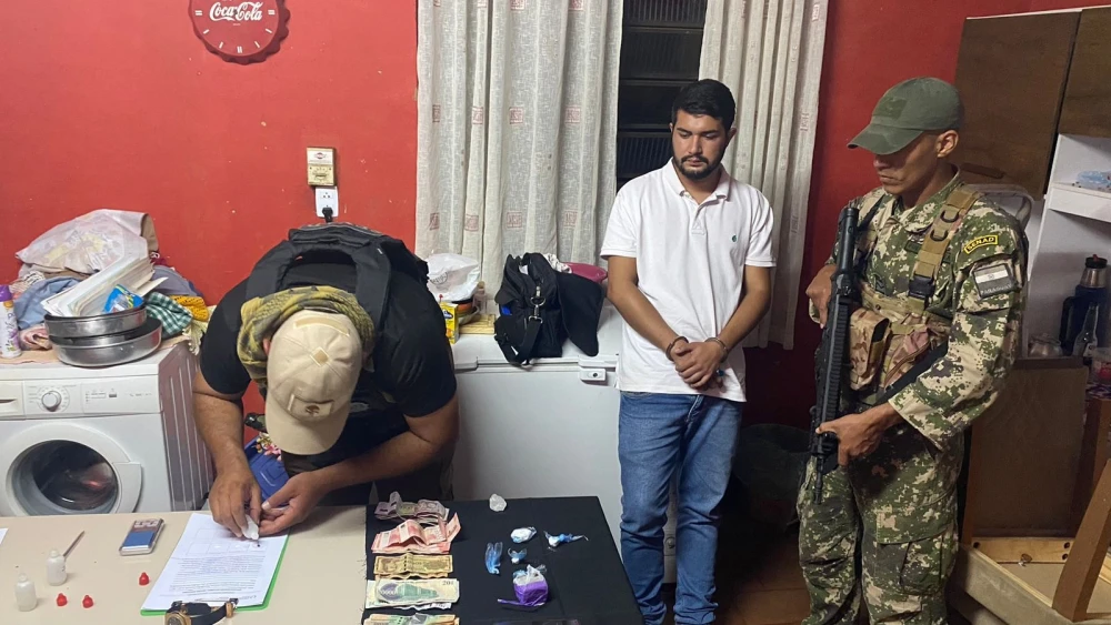 Senad captura a dos personas con drogas, una en la calle y a otra en la cárcel