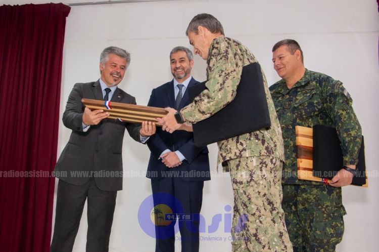 Mario Abdo visitó la SENAD y condecoró a militares