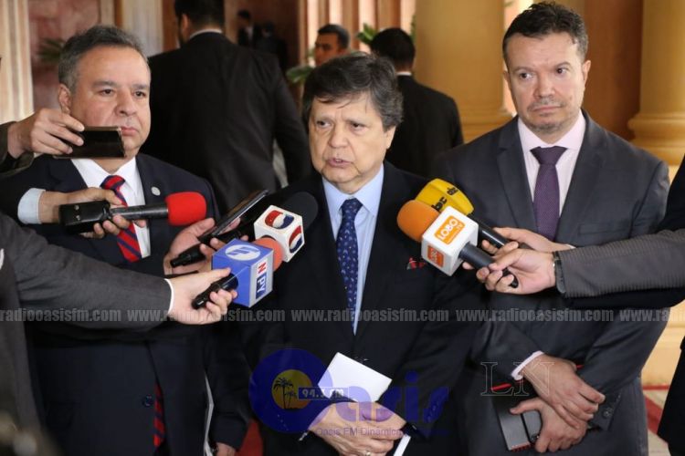 Ministro no quiere que policías ingresen a las cárceles