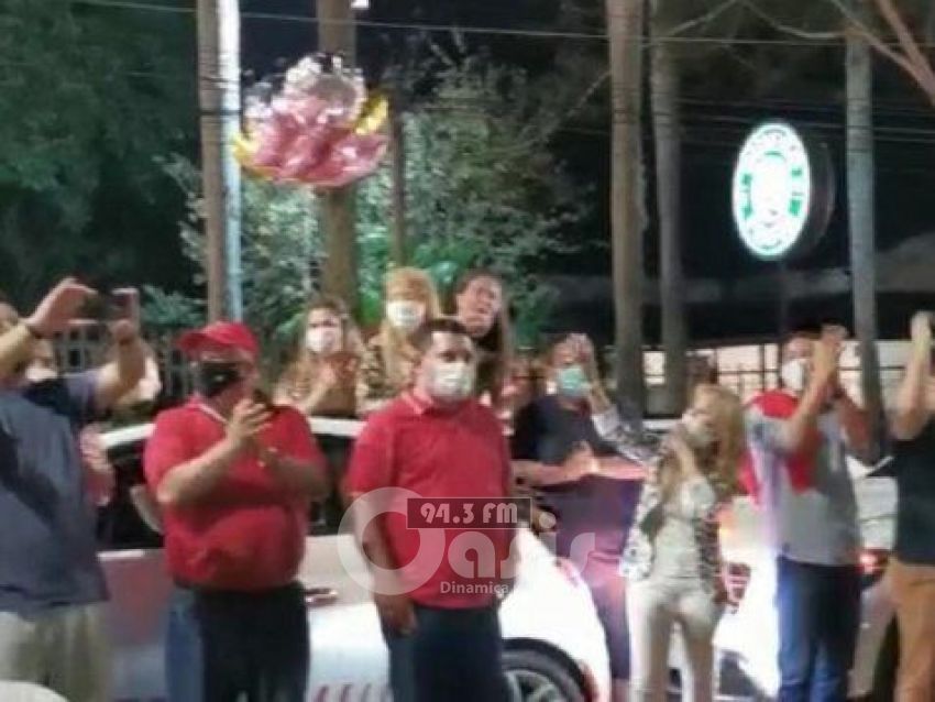 Abdo recibe serenata de colorados por su cumpleaños en cuarentena