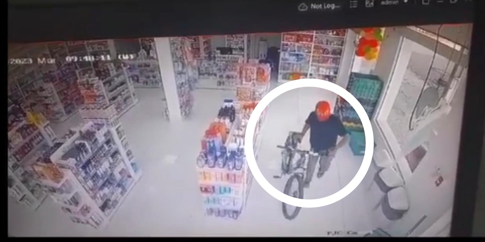 Con una mascara de Spiderman se llevó una bicicleta eléctrica