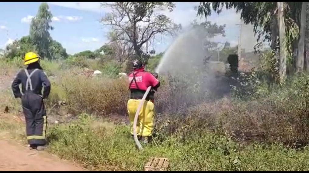 Decenas de familias en peligro por incendio en Santaní