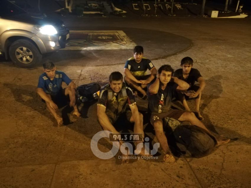 Quisieron cruzar el río Paraná nadando y ahora están demorados