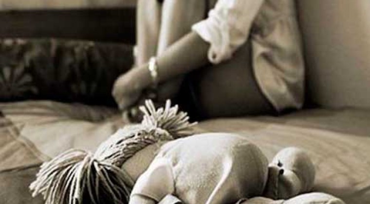 Padrastro, madre y abuela condenados por abuso sexual de una niña