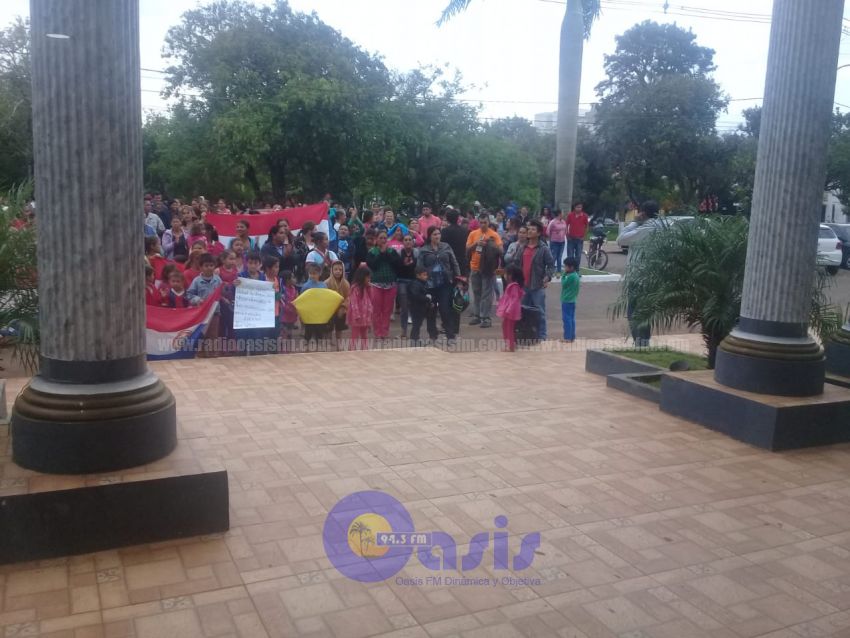 Padres se manifiestan frente a la Gobernación del Amambay exigiendo la merienda escolar para sus hijos