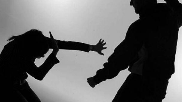 Mujer denuncia que su pareja (policía) la garroteó al intentar revisarle el celular