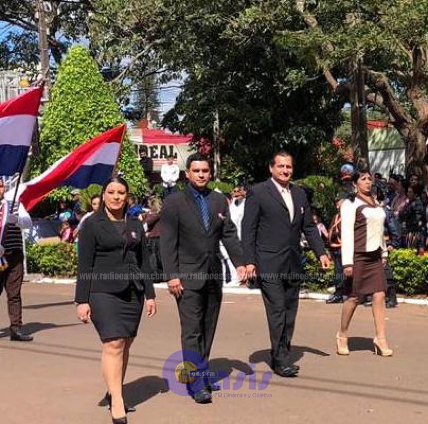 Director Departamental de Educación sale del protocolo  y desfila con colegio de Fortuna Guazú