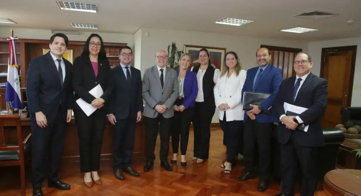 Presidente de la Corte recibe a actuarios judiciales que reclaman aumento salarial