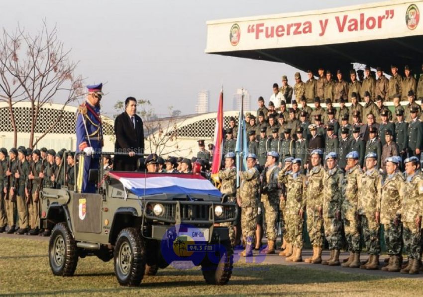 Cartes recibe insignia de honor en último acto con las FFAA