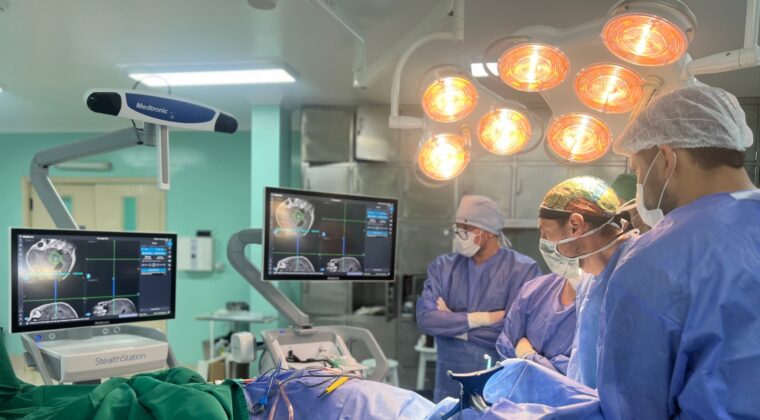 Ponen en funcionamiento primer neuronavegador del sistema de Salud Pública