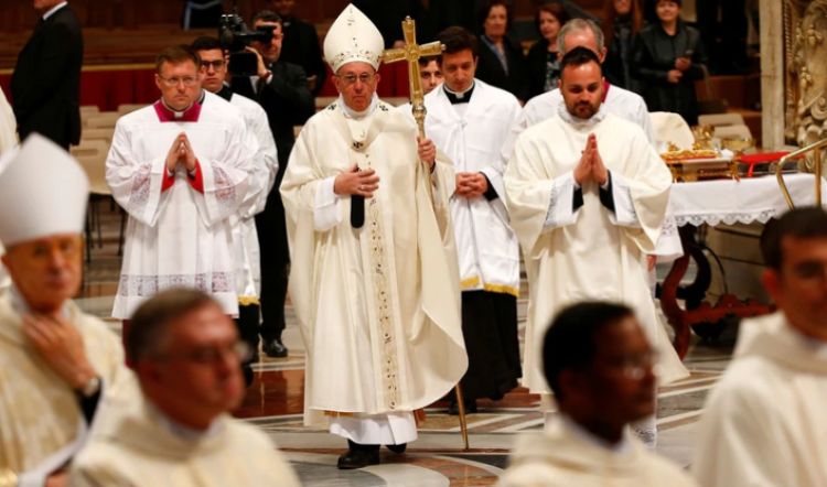 Iglesia Católica debatirá en octubre si permite ordenar sacerdotes