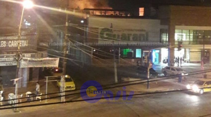 Incendio consumió parte del supermercado Guaraní
