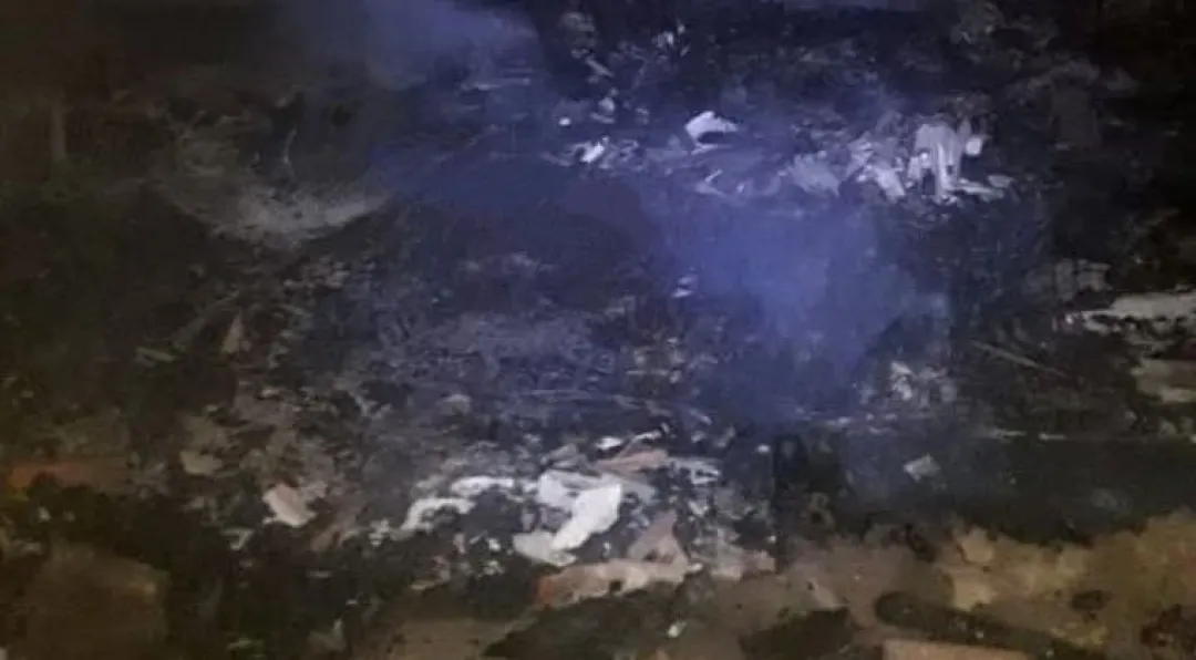 Incendió la casa de su ex y dejó en la calle hasta a sus hijos