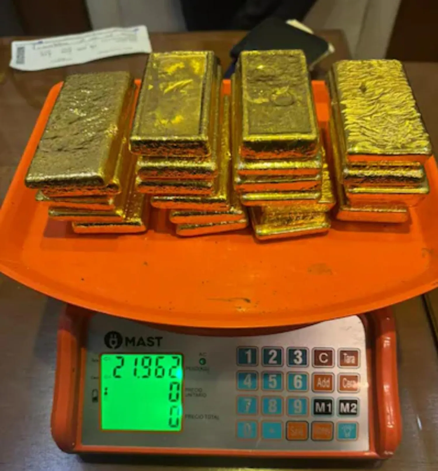 Detienen a tres personas en el aeropuerto Silvio Pettirossi con 21 kilos de oro