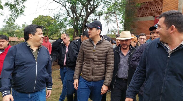 Peña visita a damnificados en Ayolas y habla de una franja costera como solución