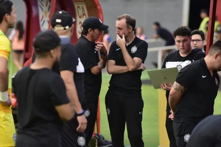 Aureliano Torres, el interino a la espera del nuevo DT de Olimpia