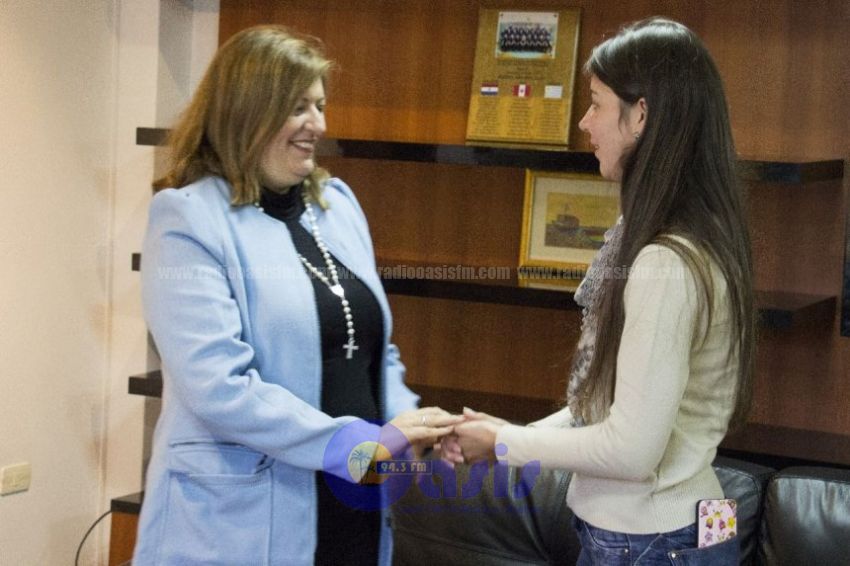 Contratan a joven que dedicó su título a su papá
