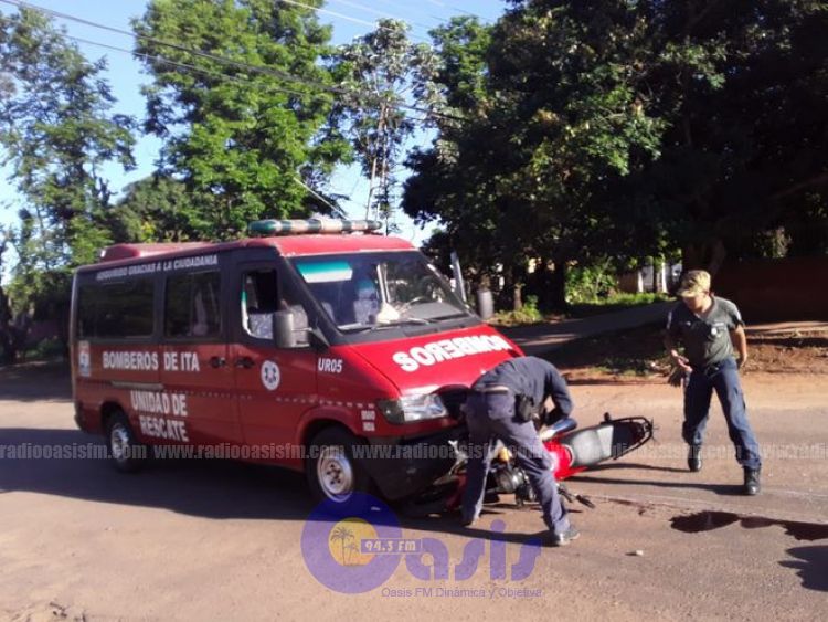 Motociclistas colisionan contra ambulancia de los bomberos de Itá