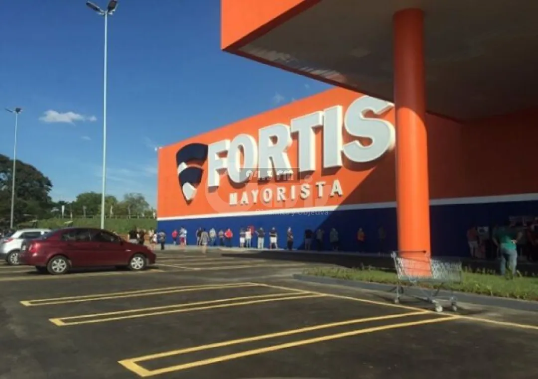En un hecho confuso, pareja es demorada por supuestamente no pagar por el total de sus compras