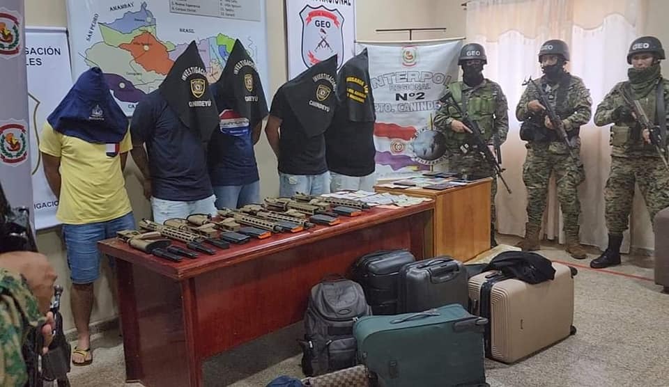 A metros de una comisaría incautan armas largas