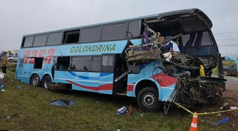 Al menos dos muertos y más de 12 heridos en choque de camión y bus de dos pisos