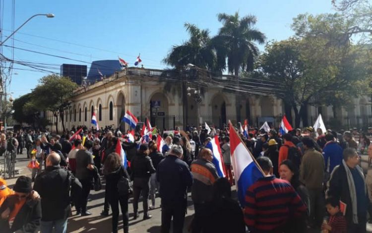 Manifestación en defensa de Itaipú