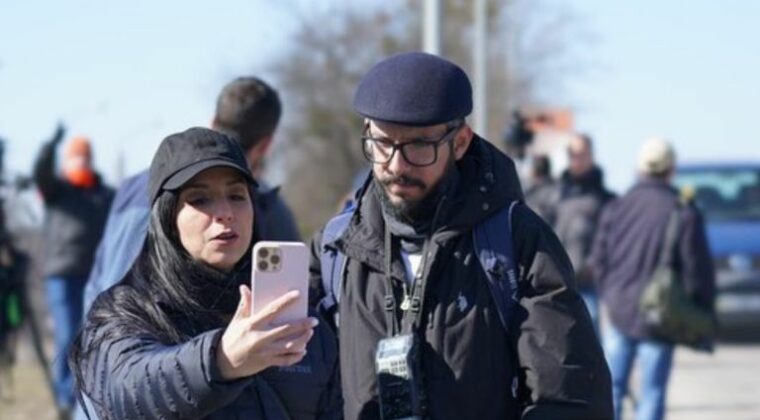 Periodistas que acorralaron al gobierno salen de Ecuador por amenazas