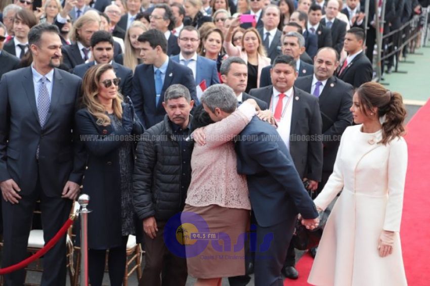 Padres de Edelio Morínigo presentes en asunción de Mario Abdo