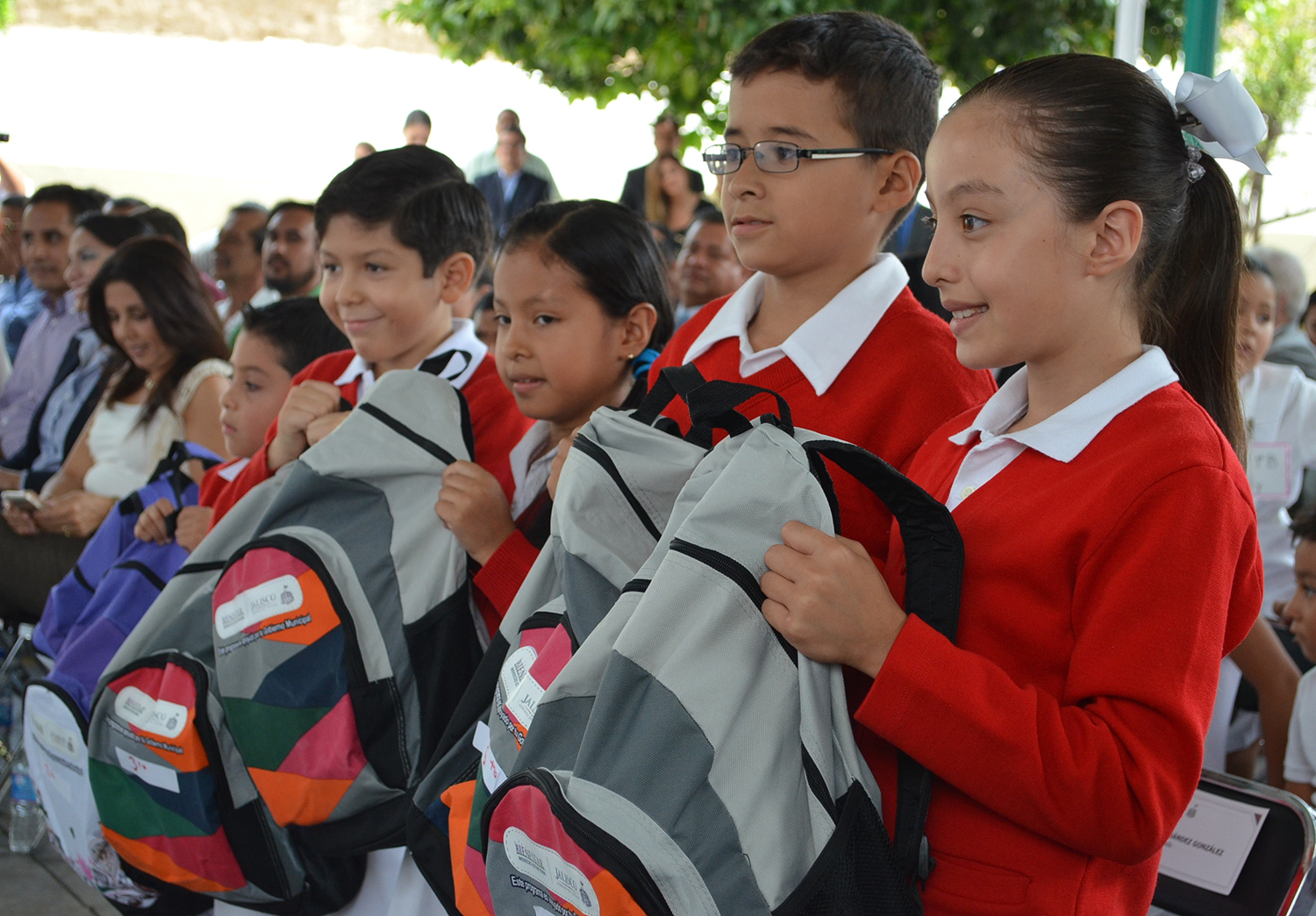 Revisión de mochilas en los colegios, el plan A del MEC tras el crimen de una maestra